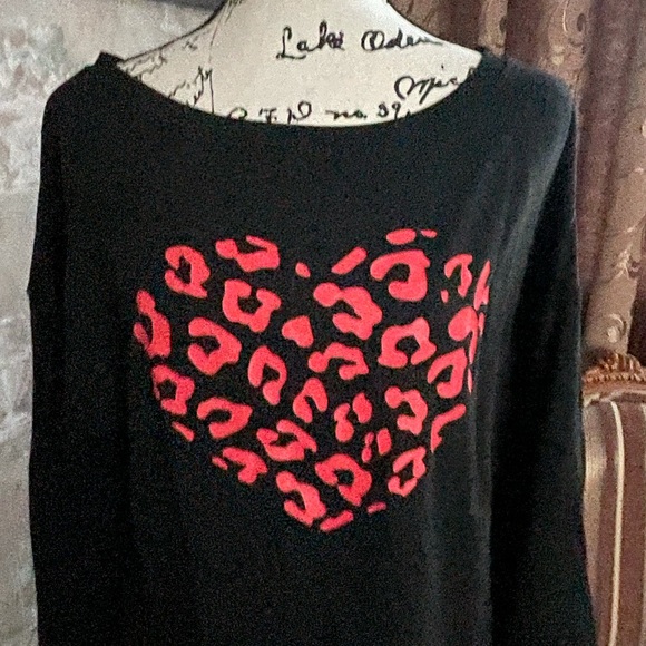 NEW OPEN NECK  SLOUCHY GRAPHIC HEART PULLOVER NWT - Picture 3 of 3